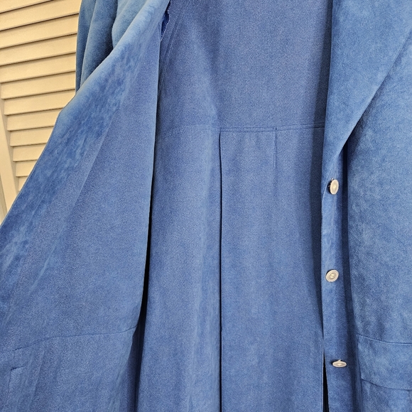 Vintage Women's Blue Suede Coat with Shoulder Pads - Picture 8 of 10